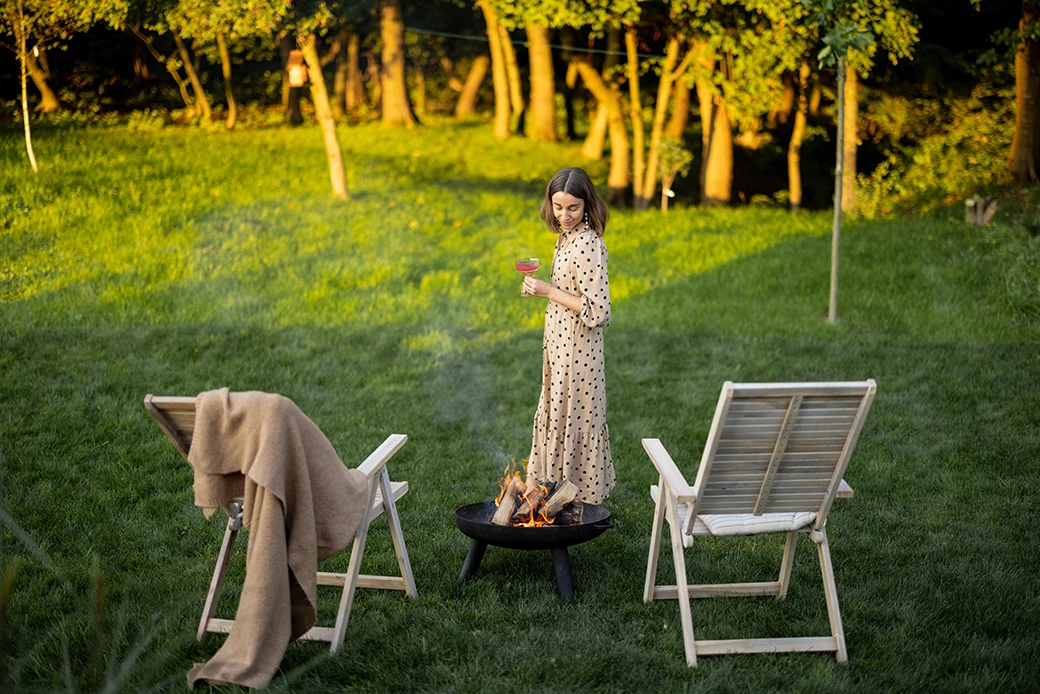 Funkcjonalność i Estetyka: Meble Ogrodowe Idealne na Letnie Spotkania i Ogniska