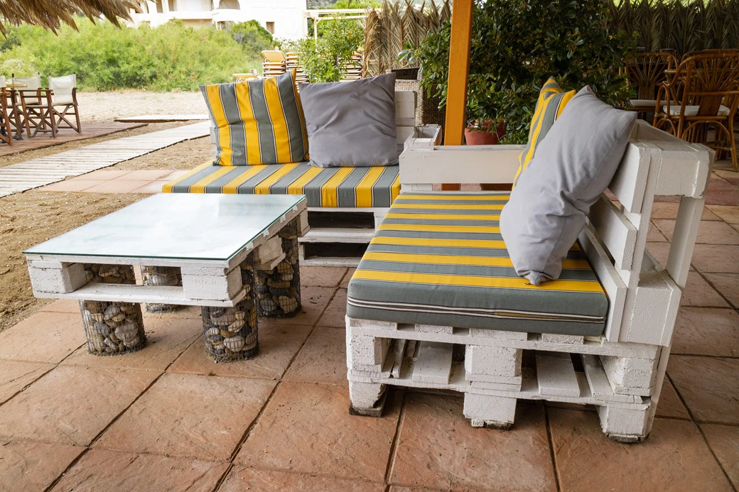 Meble ogrodowe DIY: Pomysły na własnoręczne projekty z palet