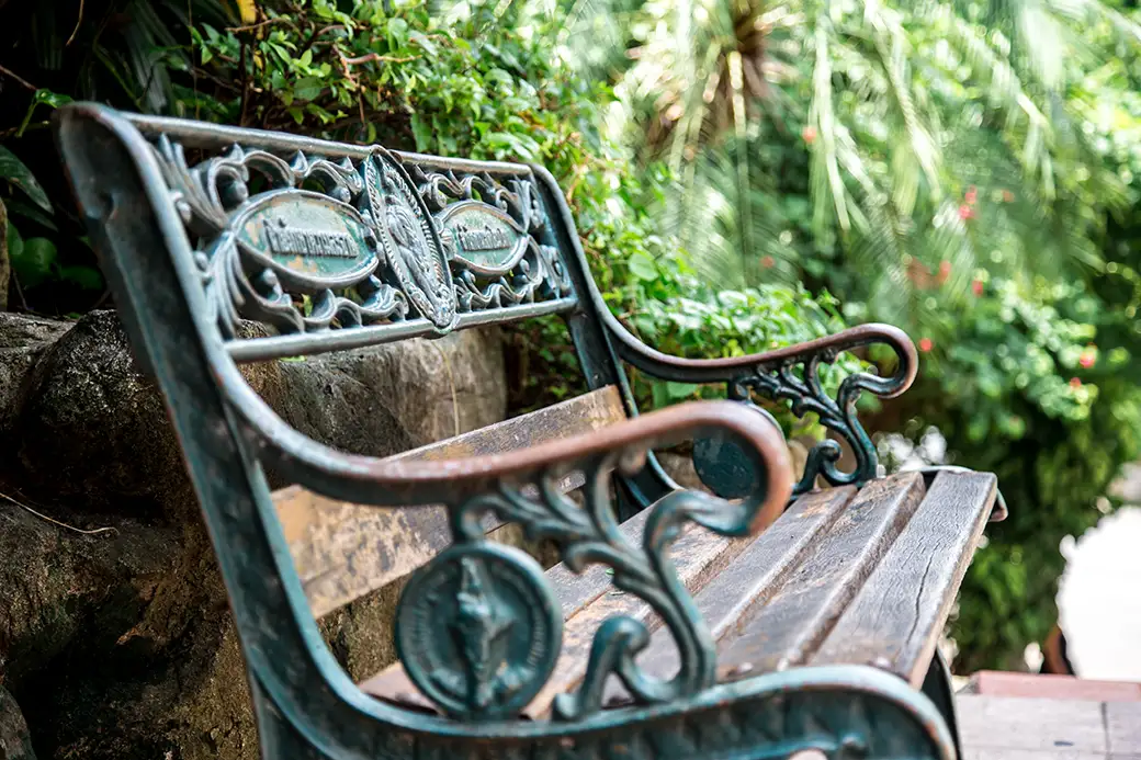 Ławki i siedziska jako element dekoracyjny i funkcjonalny