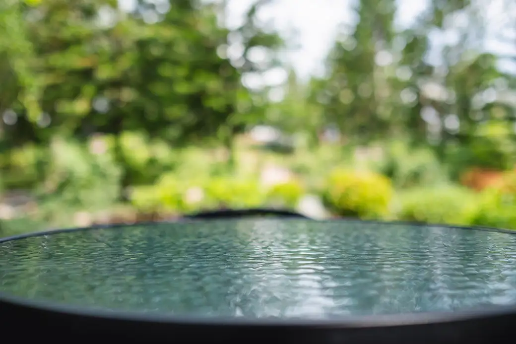 Jak wykorzystać wodę deszczową w ogrodzie – systemy zbierania i nawadniania