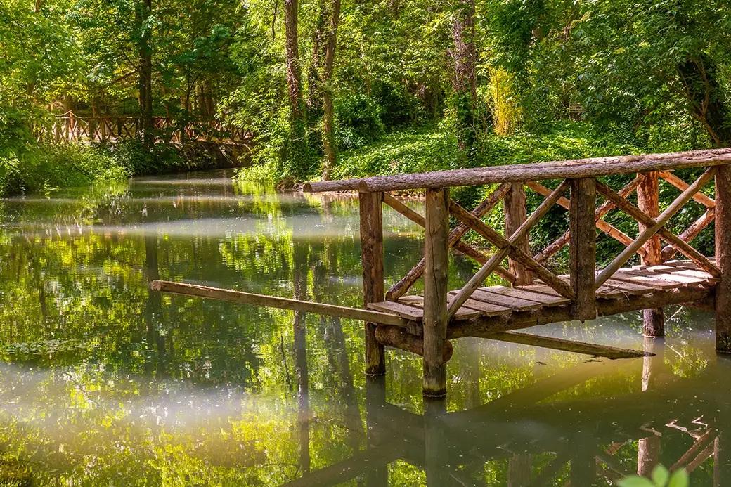 Dekoracyjne mostki i kładki – romantyczne przejścia w ogrodzie