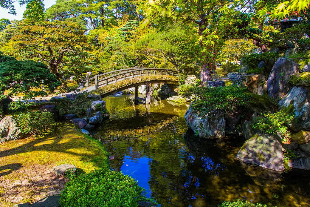 Ogród japoński – jak wprowadzić harmonię i spokój do swojej przestrzeni