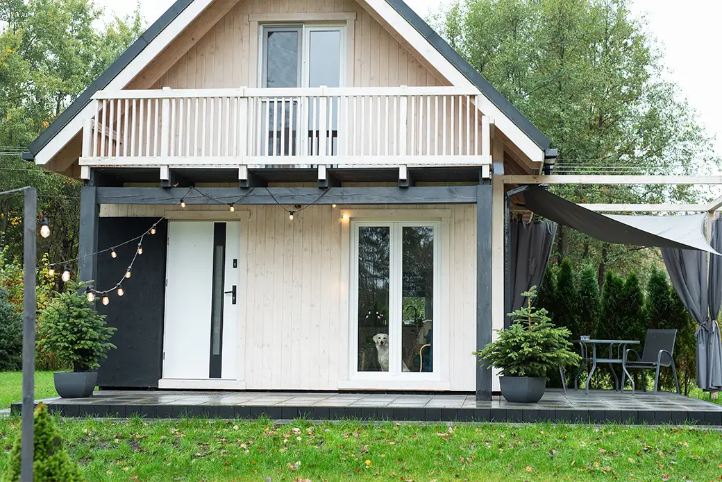 Budowa dwupoziomowego domku ogrodowego – więcej przestrzeni na małej powierzchni